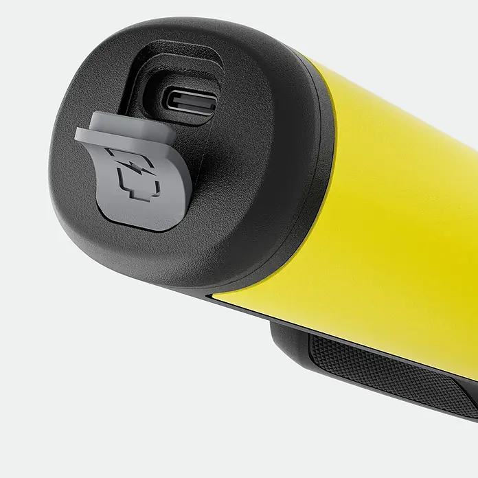 Kärcher Limpiadora a presión de batería OC Handheld Compact - 7,2 V, 1 batería, 150 l/h - Extremo de dispositivo amarillo y negro con puerto USB-C y tapa gris con símbolo de batería.