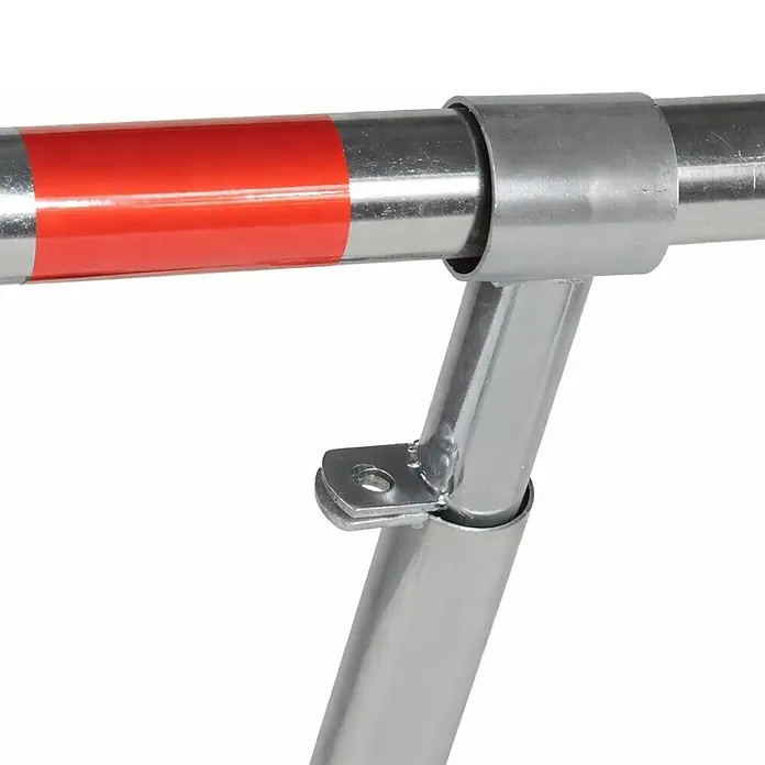 Barrera de seguridad para el parking 5201 - An x Al: 66 x 46 cm, Zincado - Brazo de barrera metálico con franja roja, unido a un poste de soporte brillante.