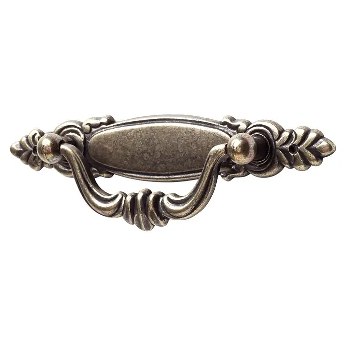 Rei Möbelgriff - Lochabstand: 96 mm, L x B x H: 110 x 32 x 17 mm, Antikes Messing - Antiker bronzefarbener Möbelgriff mit verzierter Platte und Klappgriff.