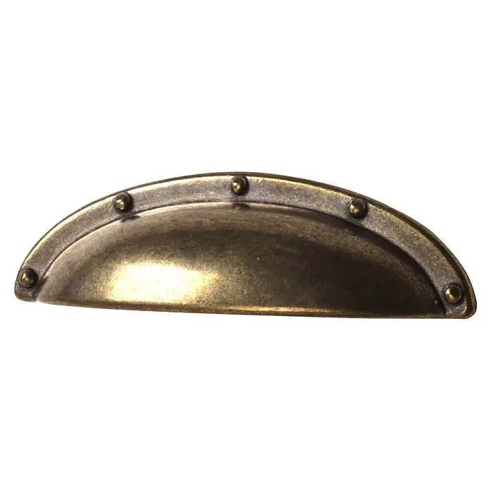 Rei Tirador para muebles - Distancia entre orificios: 32 mm, Cuero viejo - Tirador de concha de latón envejecido con remaches decorativos.