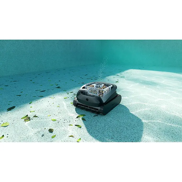 Beatbot Poolroboter Sora P3 - Akkubetrieben, Pools bis 300 m² Grundfläche, 25.700 l/h - Schwarzer Roboter-Poolreiniger mit transparentem Schmutzkorb voll Blätter, unter Wasser im Pool aktiv. Blasen steigen vom Reiniger auf.