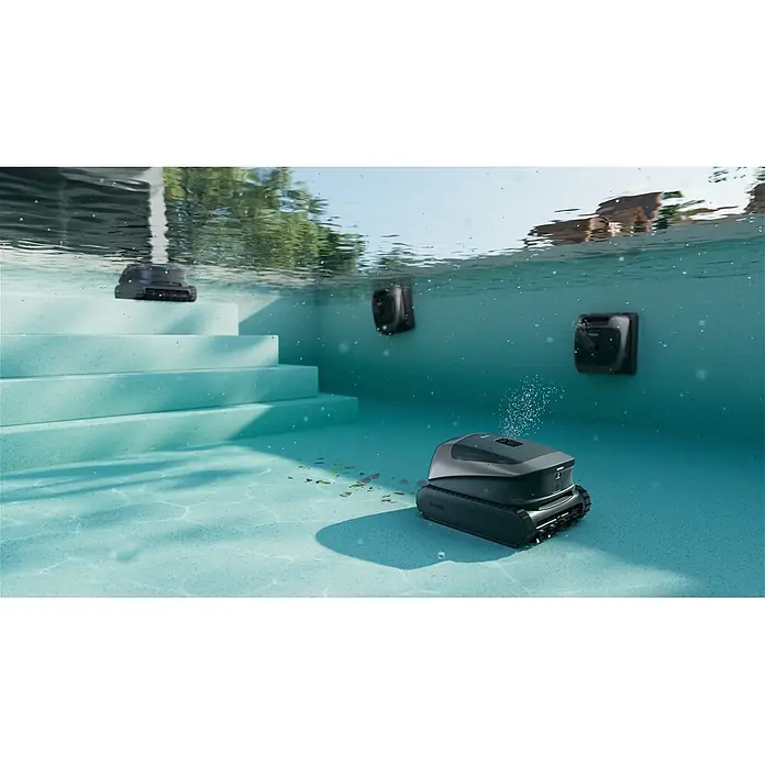 Beatbot Poolroboter Sora P3 - Akkubetrieben, Pools bis 300 m² Grundfläche, 25.700 l/h - Dunkelgraue Poolroboter reinigen einen türkisfarbenen Pool. Einer am Boden stößt Blasen aus, weitere an Stufen und Wänden.