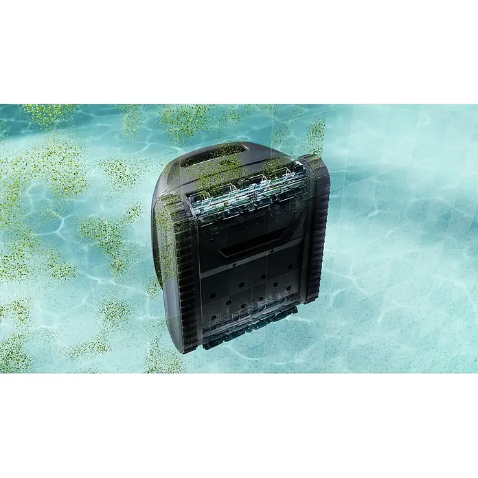 Beatbot Poolroboter Sora P3 - Akkubetrieben, Pools bis 300 m² Grundfläche, 25.700 l/h - Dunkelgrauer automatischer Poolreiniger mit transparenten Teilen und sichtbaren Bürsten, in blauem Wasser mit grünem Schmutz.