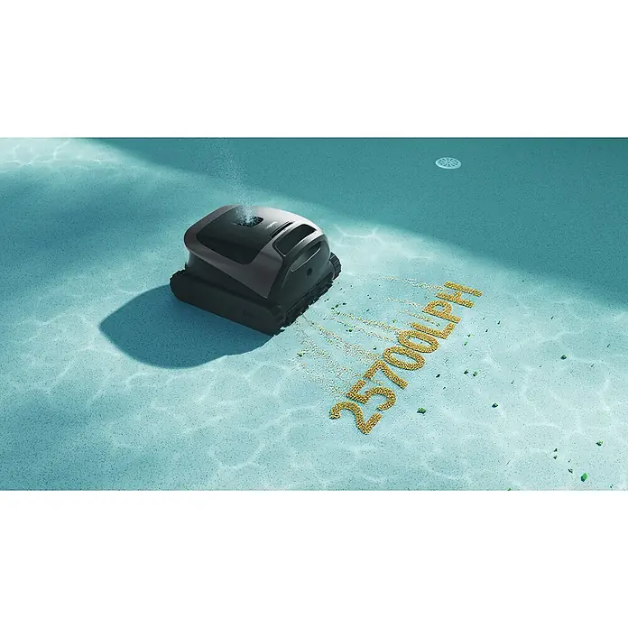 Beatbot Poolroboter Sora P3 - Akkubetrieben, Pools bis 300 m² Grundfläche, 25.700 l/h - Dunkelgrauer Roboter-Poolreiniger mit Raupen, blasenwerfend, hinterlässt eine '25700LPH'-Schmutzspur auf blauem Poolboden.