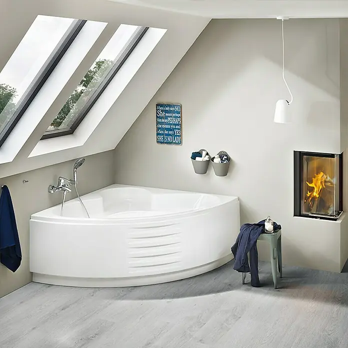 Camargue Nimes Eckbadewanne - L x B: 140 x 140 cm, Sanitäracryl, Weiß - Ein Badezimmer mit einer eleganten, runden Badewanne, die unter einem Dachfenster platziert ist und eine entspannende Atmosphäre bietet.