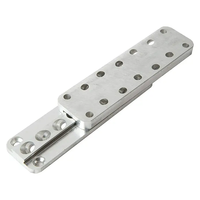 Sherpa Steckverbinder XS 20 - 110 x 30 x 12 mm, Belastbarkeit: 800 kg, Geeignet für: Holzwerkstoffe - Nahaufnahme einer silberfarbenen Aluminium-Klappverbindung mit mehreren Löchern. Präzisionsgefertigte Scharnierkomponente für robuste Anwendungen.