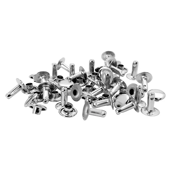 Rapid Hohlniete - 8 x 3 x 9 mm, 25 Stk. - Nahaufnahme einer Vielzahl von glänzenden silbernen Hohlnieten, die auf einer ebenen Fläche verstreut sind. Ideal für Lederarbeiten und Bastelprojekte.