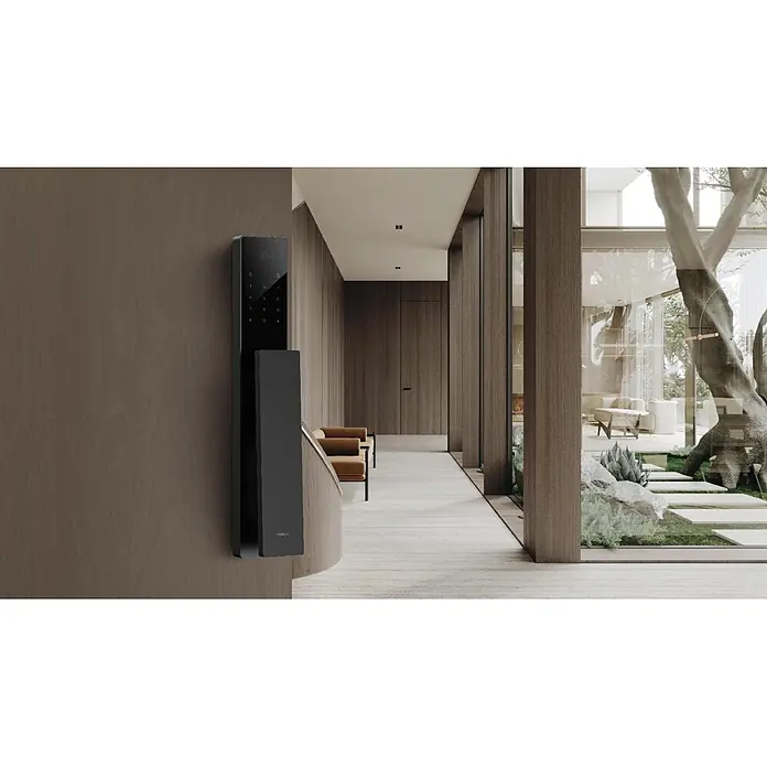 Moorgen Cerradura electrónica Smartlock T5 - L x An x Al: 438 x 74 x 68 mm, Aluminio, Grosor de la puerta: 40 mm - 60 mm - Cerradura inteligente negra con teclado en pared de madera, integrada en un entorno hogareño moderno.