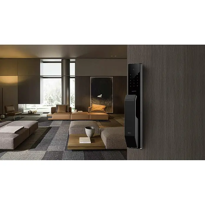 Moorgen Cerradura electrónica Smartlock T9 - L x An x Al: 438 x 74 x 68 mm, Aluminio, Grosor de la puerta: 40 mm - 120 mm - Cerradura inteligente negra con teclado en puerta de madera oscura, con vistas a un salón moderno.