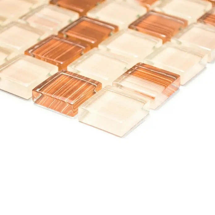 Mosaikfliese Quadrat Crystal XCM 8290 - 32,7 x 30,2 cm, Beige, Glänzend - Nahaufnahme von quadratischen Mosaikfliesen in Beige- und Brauntönen, die ein elegantes Muster für die Wandgestaltung bilden.