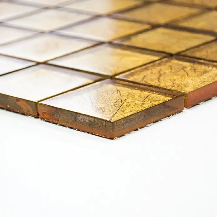 Mosaikfliese Quadrat Crystal Uni XCM 8GO25 - 30 x 30 cm, Gold, Glänzend - Nahaufnahme von quadratischen Goldmosaikfliesen, die ein luxuriöses und dekoratives Element für Innenräume darstellen.