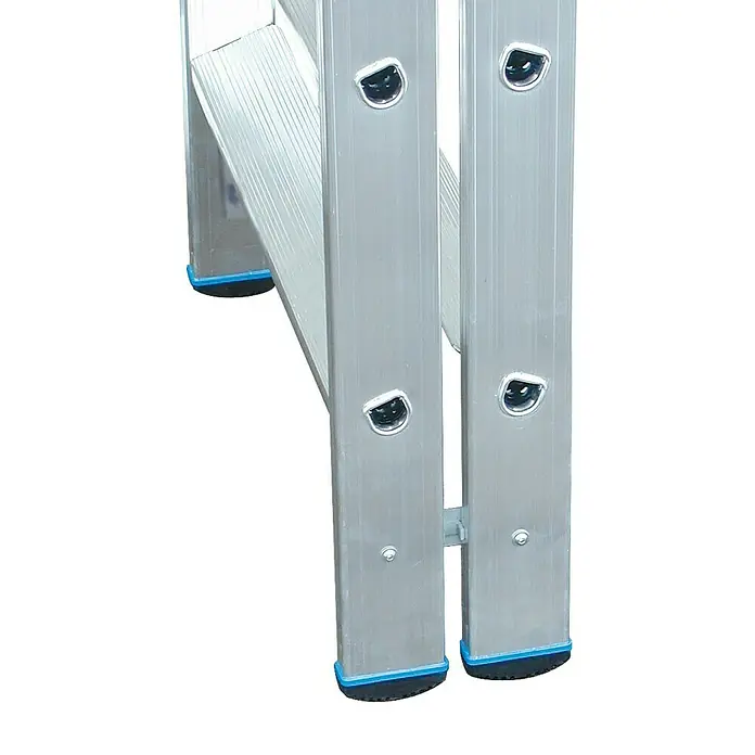 Krause Stabilo Doppelleiter - Anzahl Tritte: 12 Stk., Arbeitshöhe: 2,95 m, Aluminium - Detailaufnahme einer Aluminiumleiter mit blauen Akzenten an den Füßen, die Stabilität und Sicherheit versprechen.