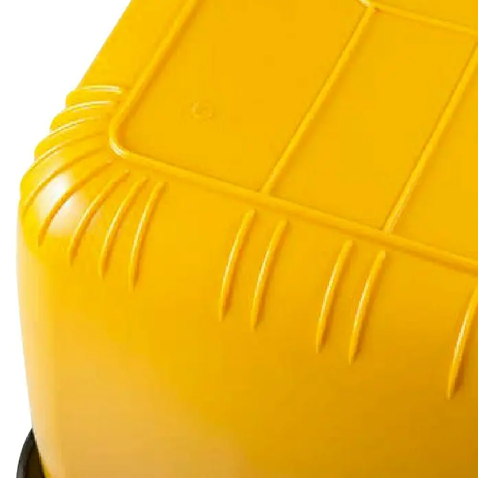 Probau FertigmörtelkübelFassungsvermögen: 200 l, Kranbar, 105 x 70 x 47 cm - Detailaufnahme eines gelben Kunststoffbehälters mit strukturierten Seiten und Deckel, ideal für Lagerung und Transport.
