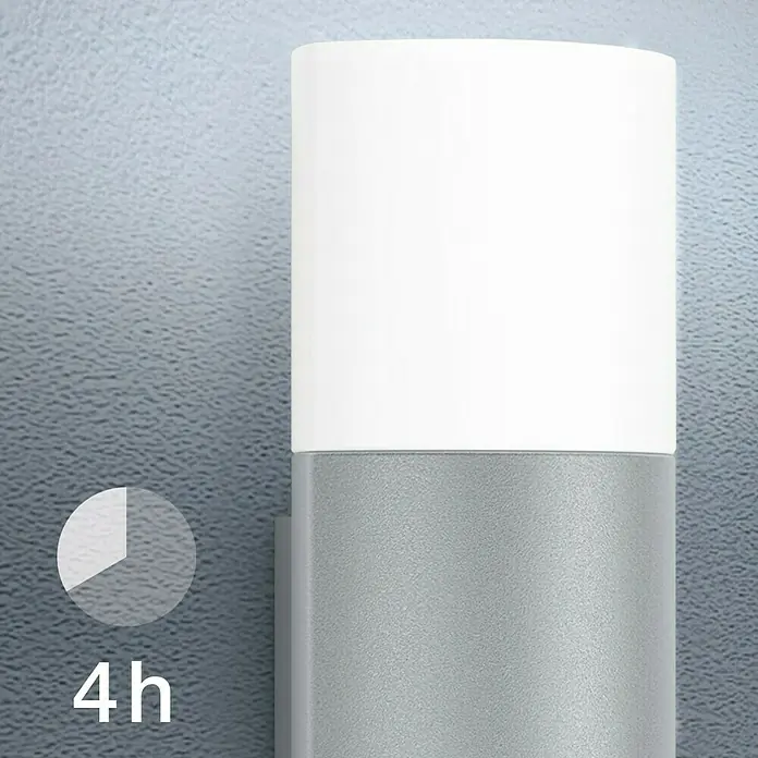 Steinel LED-Sensor-Außenwandleuchte L 910 S silber - 9,8 W, L x B x H: 8 x 8,5 x 23,5 cm, Silber, Weiß, Warmweiß - Das Bild zeigt eine moderne Außenleuchte mit einem weißen Diffusor und einem grauen Gehäuse. Sie leuchtet bis zu 4 Stunden.