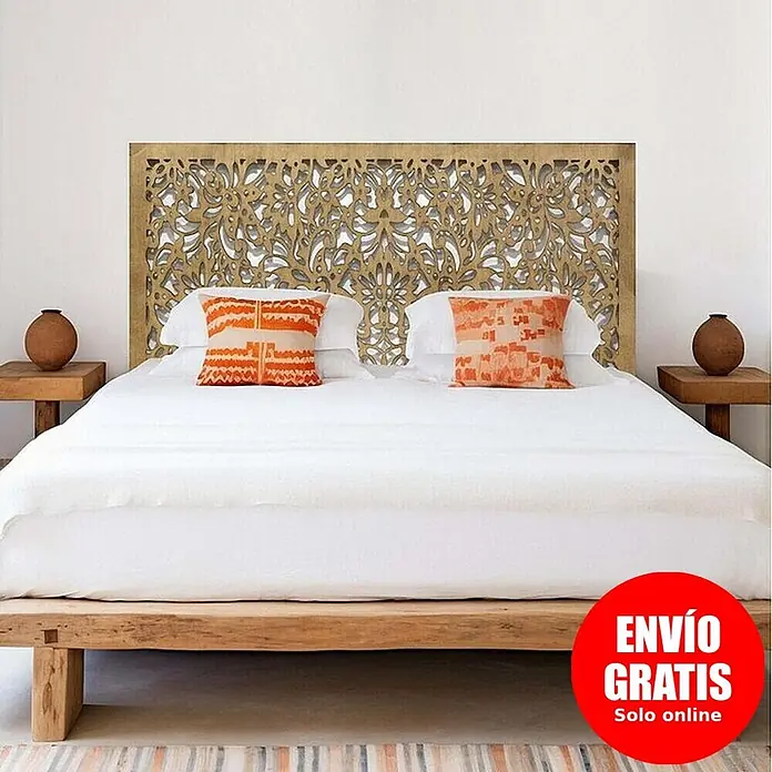Cabecero de cama Mosaico 154 - An x Al: 145 x 80 cm, Roble - Estructura de cama de madera y cabecero tallado en un dormitorio, con ropa de cama blanca y cojines naranjas.