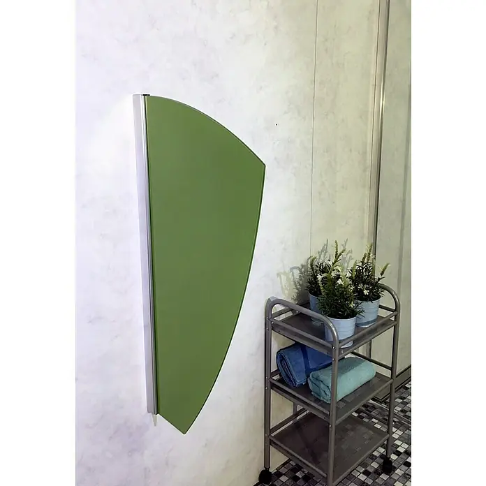 GEO Urinal-Trennwand Segel - 50 x 90 cm, Glas, Grün - Grüner, schwenkbarer Wandtisch mit silberfarbenen Details neben einem Rollwagen mit Pflanzen und Handtüchern im Badezimmer.