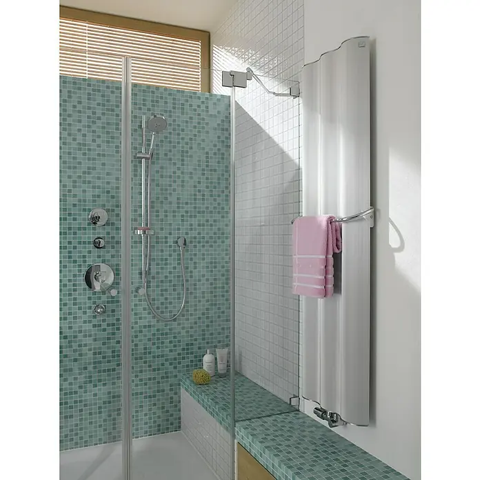 Mosaikfliese Quadrat Crystal Mix CM 4114 - 32,7 x 30,2 cm, Grün, Glänzend - Modernes Badezimmerdesign mit einem stilvollen Heizkörper, der als Handtuchwärmer dient, und grünen Mosaikfliesen in der Dusche.
