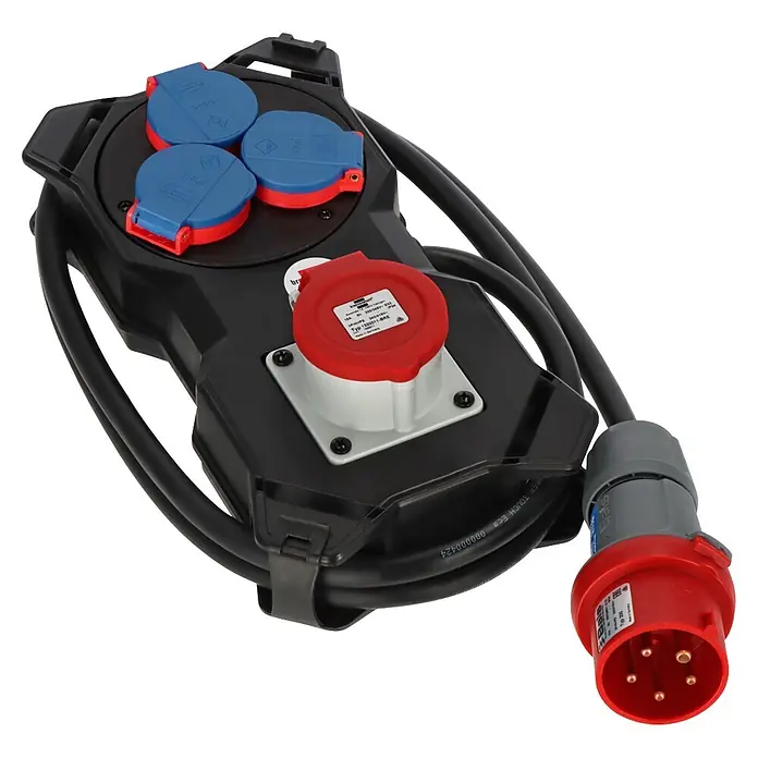 Brennenstuhl Stromverteiler Stromstation CEE IP44 - Anzahl CEE-Steckdosen: 1 Stk., Anzahl Steckdosen Schuko: 3 Stk. - Schwarzer mobiler CEE-Stromverteiler mit drei blauen 230V-Steckdosen und einer roten 400V-Steckdose, sowie einem roten 400V-CEE-Stecker.