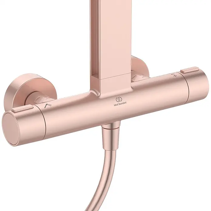 Ideal Standard Alu+ Duschsystem Ceratherm - Anzahl Strahlarten: 2 Stk., Rosé - Roségoldener Thermostat-Duschmischer mit zwei Bedienknöpfen, 40°C Temperatursperre und Brauseschlauchanschluss. Ideal Standard Logo.