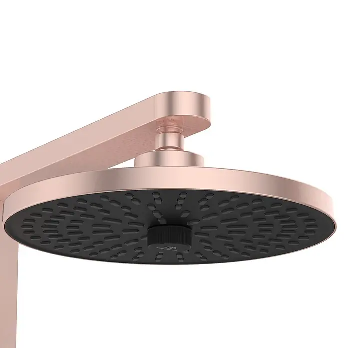 Ideal Standard Alu+ Duschsystem Ceratherm - Anzahl Strahlarten: 2 Stk., Rosé - Roségoldener Regenduschkopf mit schwarzer Sprühplatte und Gummidüsen, an passendem Arm montiert.