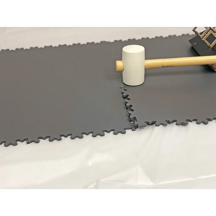Gerflor Vinylboden Garagenboden R-Tile - Dunkelgrau, 503 x 503 x 7 mm - Graue, ineinandergreifende Bodenmatten mit einem Gummihammer zur Verlegung.