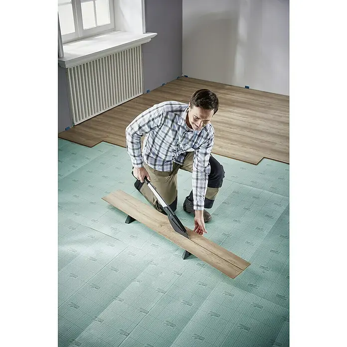 Wolfcraft Cortaláminas de parquet VLC 800 - Ancho de corte: 465 mm, Aluminio - Un hombre corta una tabla de madera con un cortador de laminado. La herramienta permite cortes limpios y eficientes para proyectos de bricolaje.