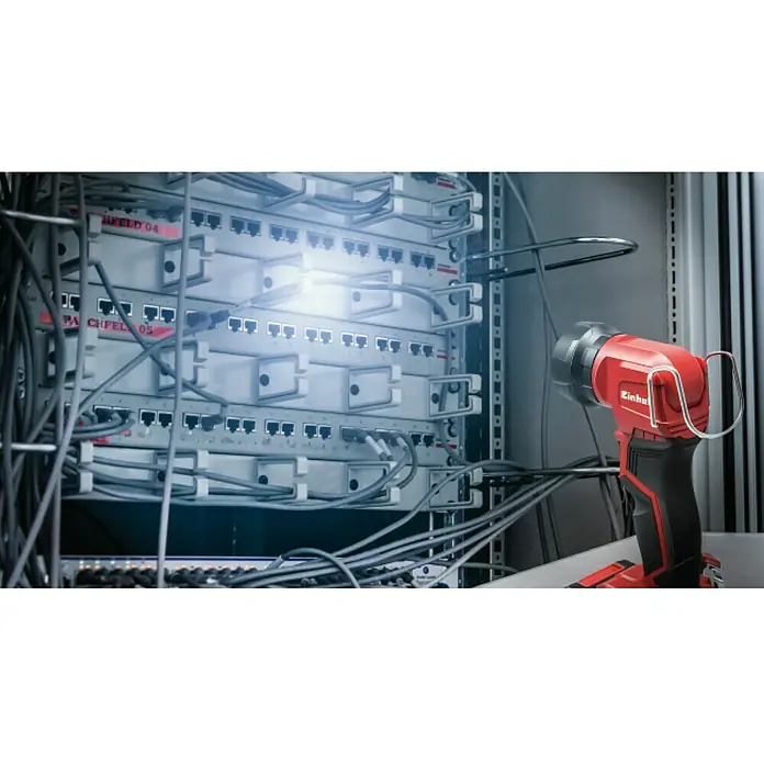 Einhell PXC 18V Lámpara de batería TE-CL 18 Li H-Solo - 18 V, Sin batería, Flujo luminoso: 280 lm - Un foco inalámbrico rojo Einhell ilumina un bastidor de servidor. El foco es inalámbrico y tiene una práctica asa de transporte.