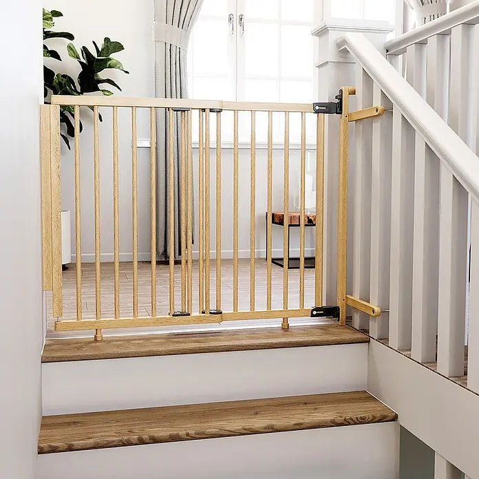 Dolle Sicherheitsgitter Jonas - Höhe: 80,5 cm, Beige - Helles Holz-Babyschutzgitter oben an einer Treppe, zwischen Wand und Treppengeländer montiert.