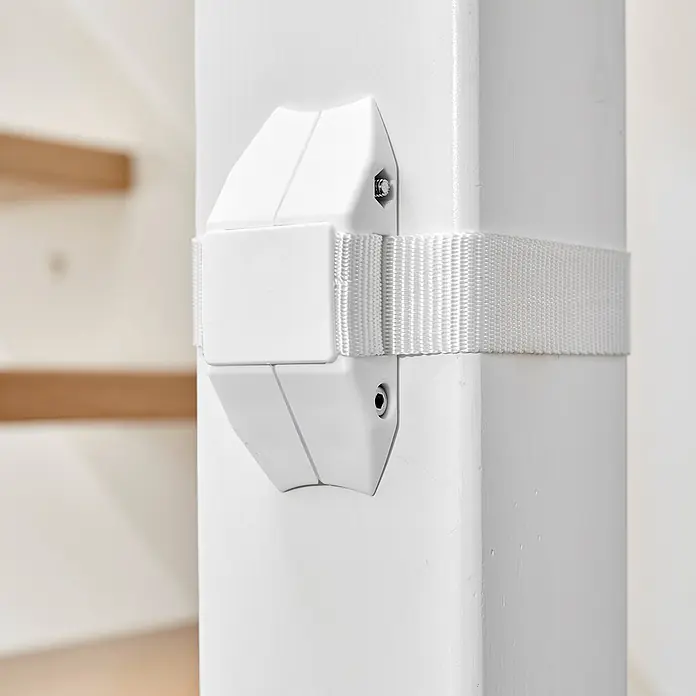 Dolle Sicherheitsgitter Adapter - Weiß - Weißer Sicherheitsgurt mit Kunststoffschnallen, der ihn um einen weißen Holzpfosten befestigt.
