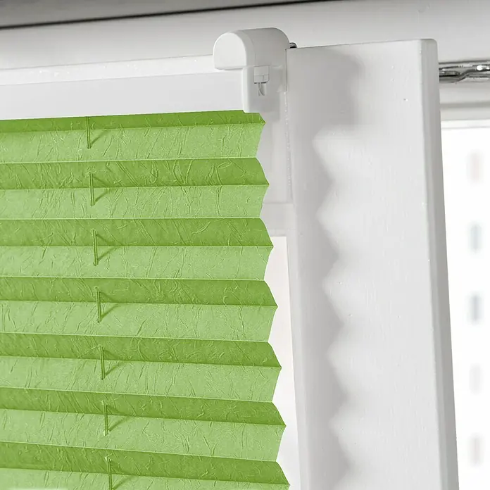 Expo Ambiente Plissee - B x H: 80 x 130 cm, Grün - Nahaufnahme einer grünen, plissierten Fensterabdeckung, die an einem weißen Rahmen befestigt ist und ein sauberes, modernes Aussehen bietet.