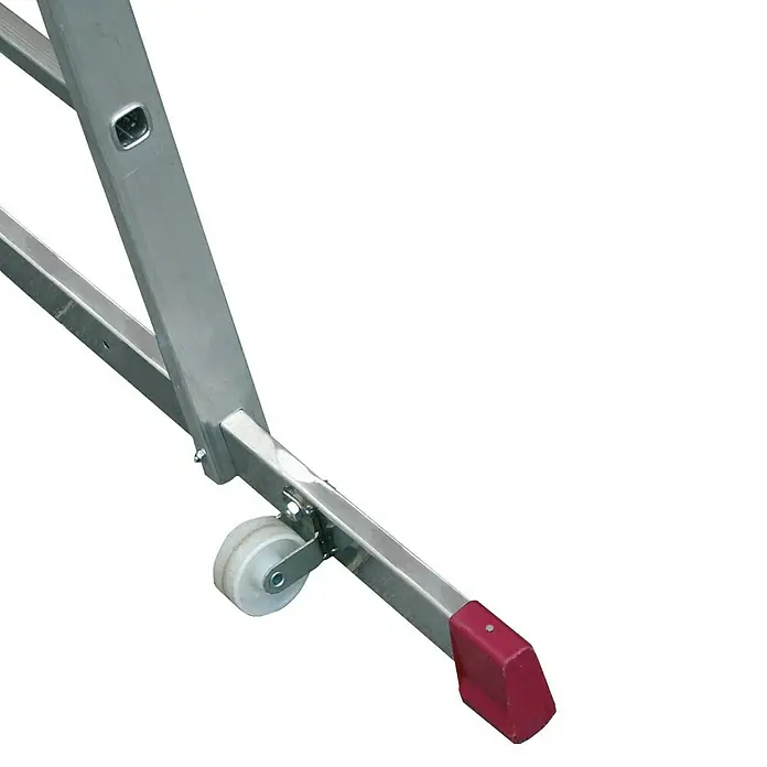 Krause Corda Gelenkgerüst - Arbeitshöhe: 5 m, Belastbarkeit Plattform: 135 kg, Breite Plattform: 0,56 m, Länge Plattform: 1,5 m - Detailaufnahme der Unterseite einer Aluminiumleiter mit rotem Gummifuß und einem weißen Rollenrad zur einfachen Bewegung.