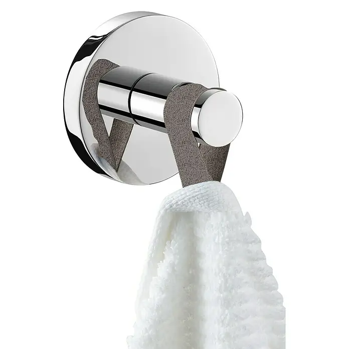 Zack Scala Handtuchhaken - Edelstahl, Glänzend - Ein moderner Handtuchhaken aus Chrom mit einem grauen Riemen, der ein weißes Handtuch hält. Perfekt für jedes Badezimmer.