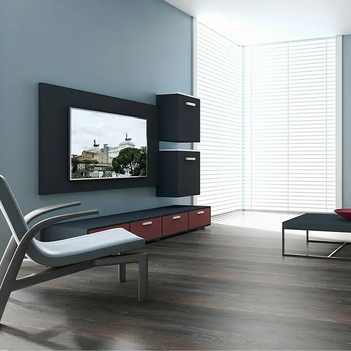 Vinylboden Sly 1:2:3 - Cambridge Oak, Mehrstab - Ein modernes Wohnzimmer mit einem stilvollen TV-Möbelset, bestehend aus einer Wandhalterung, Schränken und einem Lowboard.