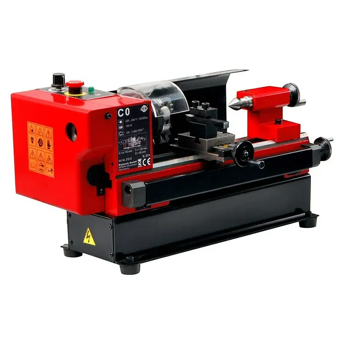Rotwerk Drehmaschine EDM Mini C0 - Leistung: 150 W, Werkstückdurchmesser: 110 mm über Bett - Nahaufnahme einer roten und schwarzen Rotwerk C0 Drehmaschine mit Warnhinweisen und technischen Daten.