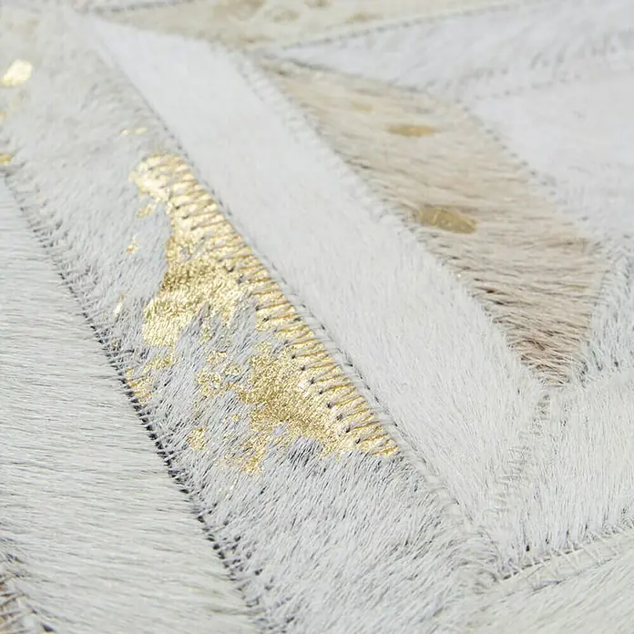 Kayoom Lederteppich DazzleElfenbein/Gold, 230 x 160 cm, 100 % Leder - Detailaufnahme eines stilvollen Teppichs mit goldenen Akzenten und hochwertiger Verarbeitung.