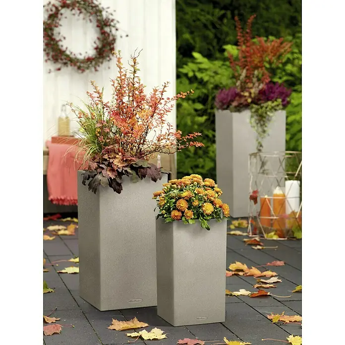 Lechuza Color Pflanzsäule eckig Canto - Außenmaß (L x B x H): 40 x 40 x 76 cm, Kunststoff, Sandbeige - Dekorative LECHUZA CUBICO Pflanzgefäße mit saisonalen Pflanzen auf einer Terrasse, ideal für stilvolle Außenbereiche.