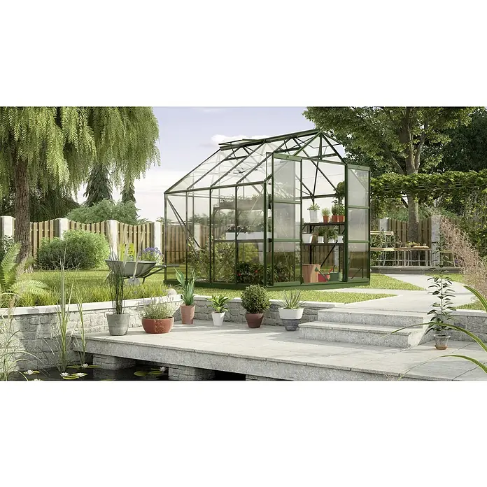 Vitavia Gewächshaus Uranus 6700 - Außenmaß inkl. Dachüberstand (B x T): 257 x 258 cm, 3 mm, Smaragd - Ein Gewächshaus aus Glas mit einem grünen Rahmen steht in einem Garten und bietet Platz für Pflanzen.