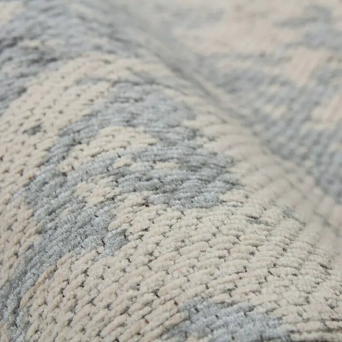 Kayoom Flachgewebeteppich Select 275 - Grau, 170 x 120 cm, 50% Baumwolle, 50% Polyester Chenille - Nahaufnahme eines eleganten Teppichs mit abstraktem Muster in Grau und Beige, der jedem Raum eine stilvolle Note verleiht.