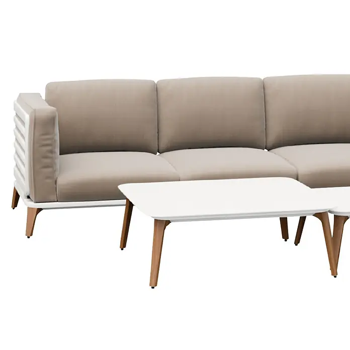 Kactus republic Conjunto de muebles Ferrari - 4 pzs., Aluminio/Madera sintética, Blanco - Sofá esquinero de exterior con cojines beige claro y estructura blanca, junto a dos mesas de centro blancas con patas de madera.