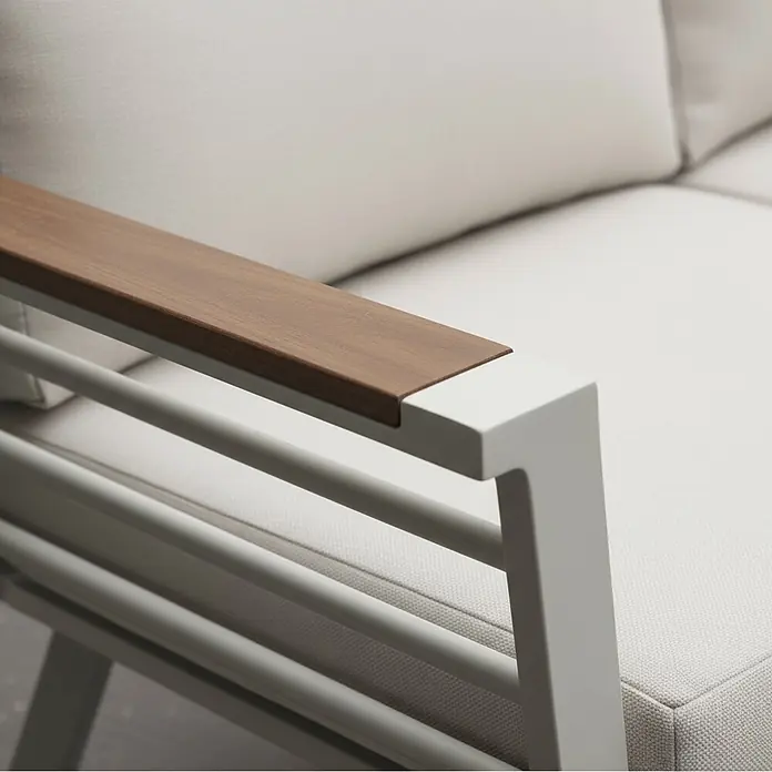 Kactus republic Conjunto de muebles Toronto - 4 pzs., Aluminio/Madera sintética, Blanco - Detalle de un reposabrazos de mueble de exterior moderno con tapa de madera marrón claro y marco metálico gris claro, junto a cojines beige claros.