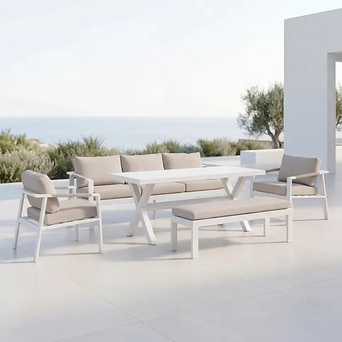 Kactus republic Conjunto de muebles Ímola - 5 pzs., Aluminio/Olefina, Blanco - Conjunto de comedor exterior blanco de aluminio con cojines beige claro, incluye mesa, sofá, dos sillas y banco en un patio.