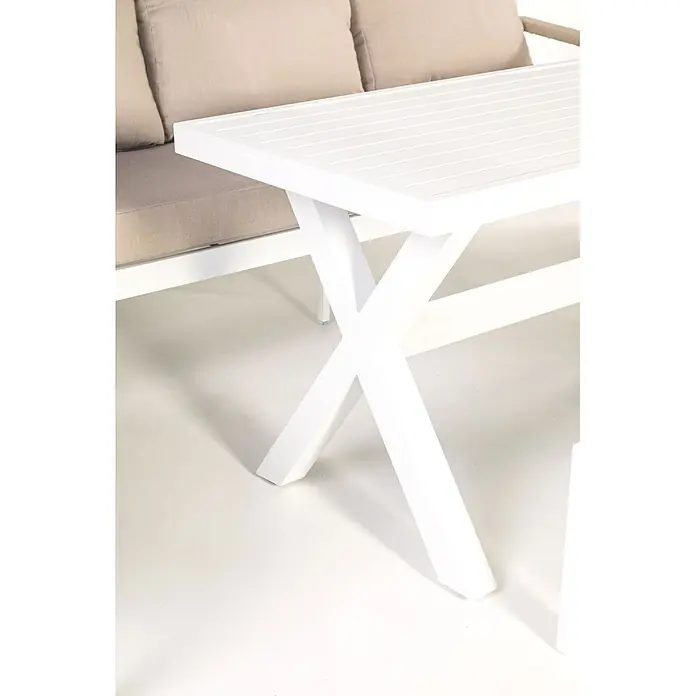 Kactus republic Conjunto de muebles Ímola - 5 pzs., Aluminio/Olefina, Blanco - Mesa de comedor exterior blanca de lamas con base en forma de X, junto a un sofá beige.