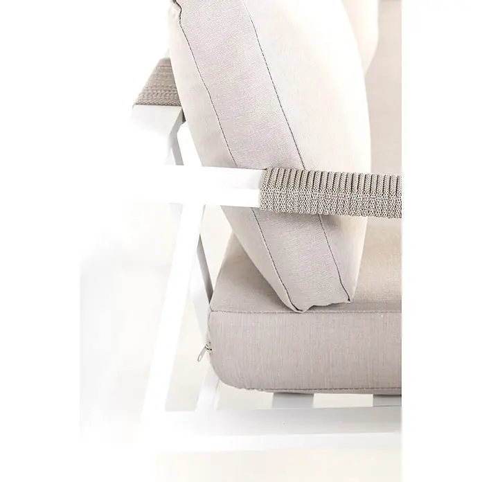 Kactus republic Conjunto de muebles Ímola - 5 pzs., Aluminio/Olefina, Blanco - Detalle de una silla de exterior: estructura de metal blanco, cojines textiles beige, reposabrazos de cuerda tejida.