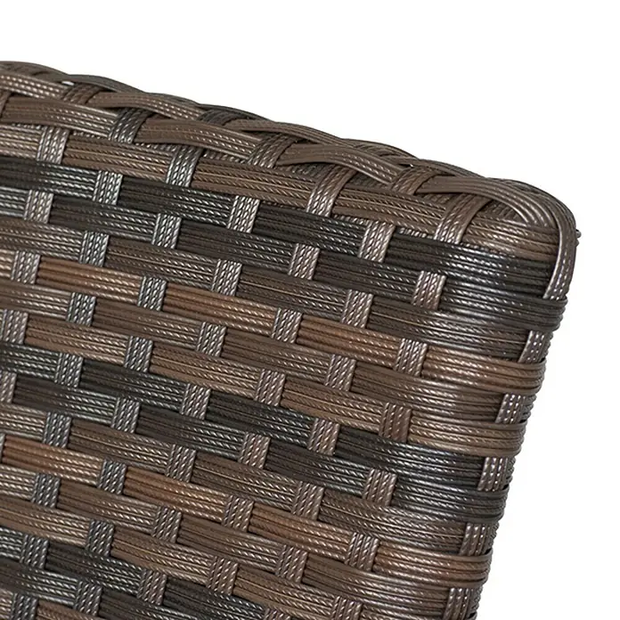 Siena Garden Gartenstuhl Minas - Polyrattan, Stapelbar, Maron, B x T x H: 56 x 60 x 83 cm - Nahaufnahme eines braunen, gewebten Rattan-Gartenstuhls, der eine robuste und stilvolle Textur für den Außenbereich bietet.