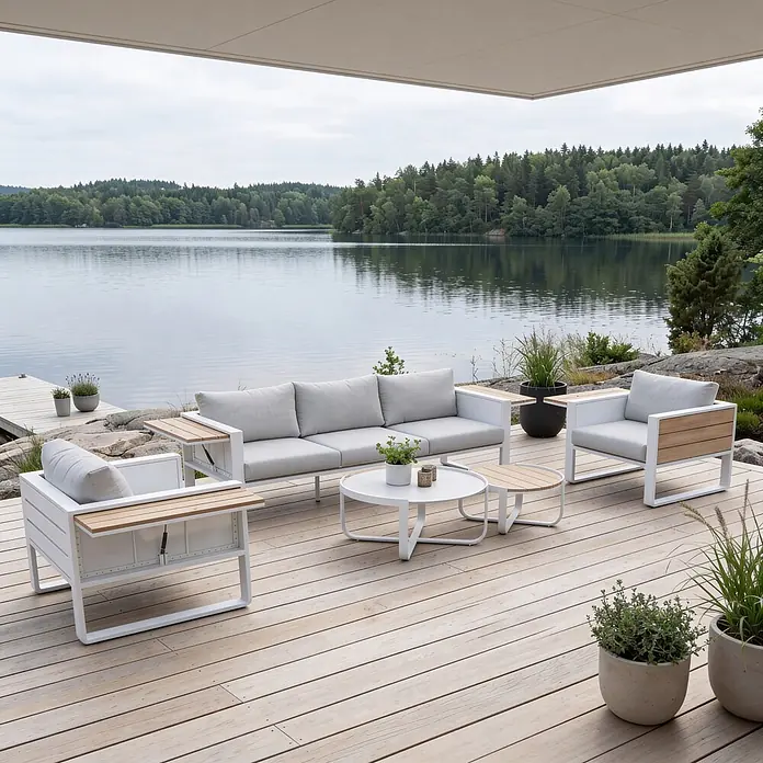 Kactus republic Conjunto de muebles Mónaco - 5 pzs., Aluminio/Teca, Blanco - Conjunto de lounge exterior blanco y gris claro con detalles de madera en una terraza junto a un lago, incluye sofá, sillones y mesas redondas.