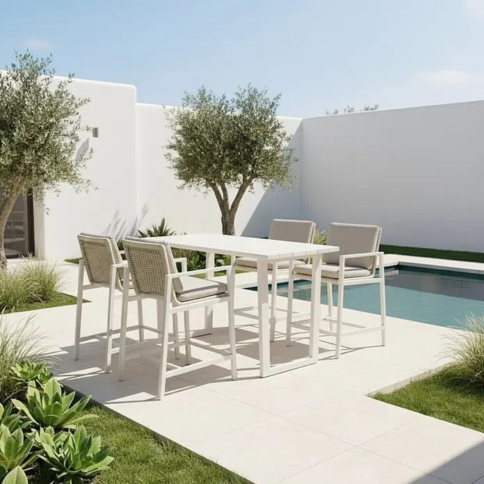 Kactus republic Conjunto de muebles Onix - 5 pzs., Aluminio/Ratán sintético, Blanco - Mesa de bar blanca de exterior con cuatro taburetes de bar de mimbre claro, en un patio junto a una piscina.