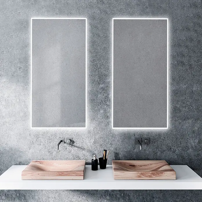 Espejo con luz Elegant - An x Al: 45 x 90 cm, Blanco frío, Rectangular - Baño moderno con dos lavabos de madera natural sobre encimera blanca, bajo dos espejos iluminados, contra una pared de hormigón.