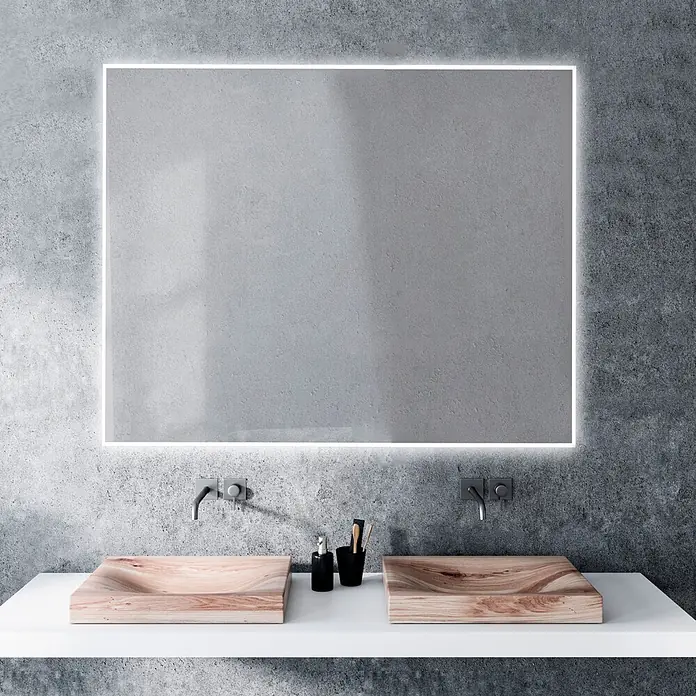 Espejo con luz Elegant - An x Al: 120 x 80 cm, Blanco frío - Baño moderno con dos lavabos de madera sobre encimera blanca, espejo retroiluminado y grifos de pared oscuros sobre pared de hormigón.