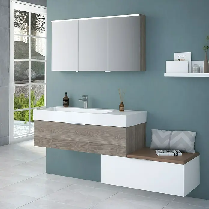 Camargue Cube Einbauwaschbecken - 120 x 49 cm, Weiß, 1 Hahnloch - Modernes Badezimmer-Interieur mit Waschtischunterschrank in Holzoptik, weißem Aufsatzwaschbecken und Spiegelschrank.