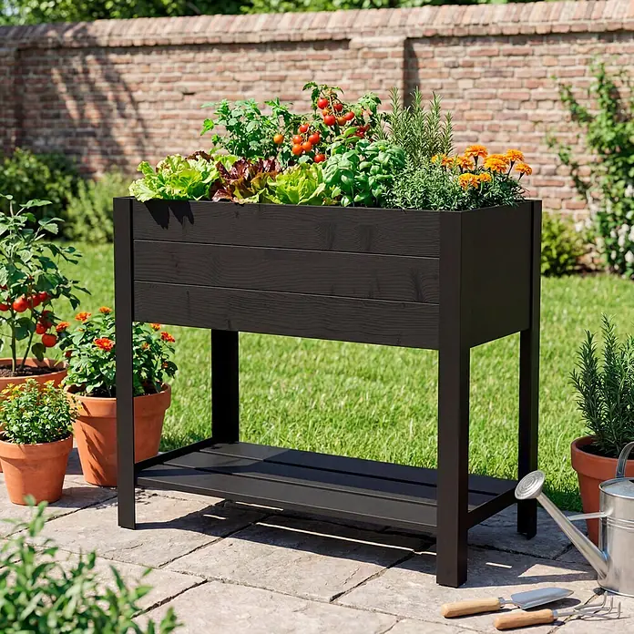 Upyard Hochbeet Modernbox hoch - 78 x 36 x 72 cm, Holz, Schwarz - Schwarzes Hochbeet aus Holz mit unterer Ablage, gefüllt mit verschiedenen Pflanzen wie Salat, Tomaten und Kräutern, in einem sonnigen Garten.